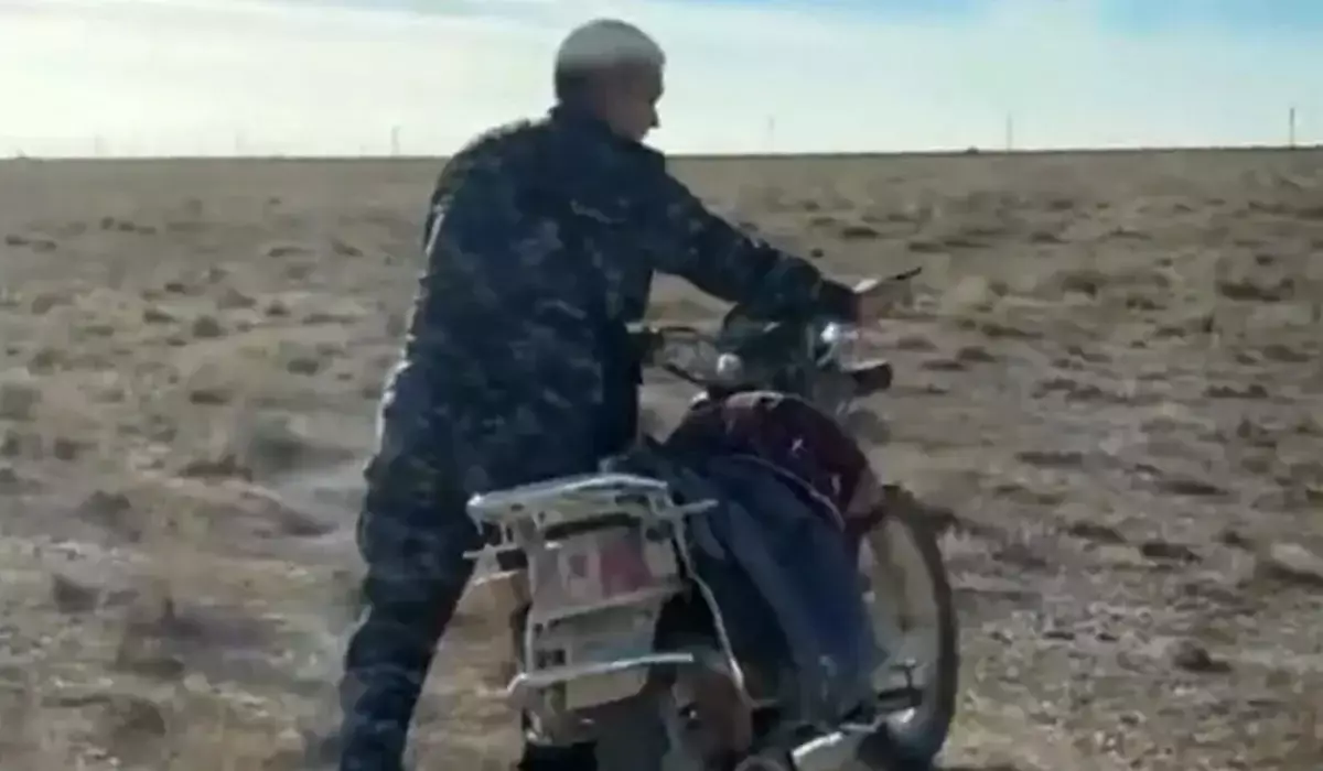 Маңғыстау облысында қой бағып жүрген шопанның мотоциклін полицейлер алып кетті (ВИДЕО)