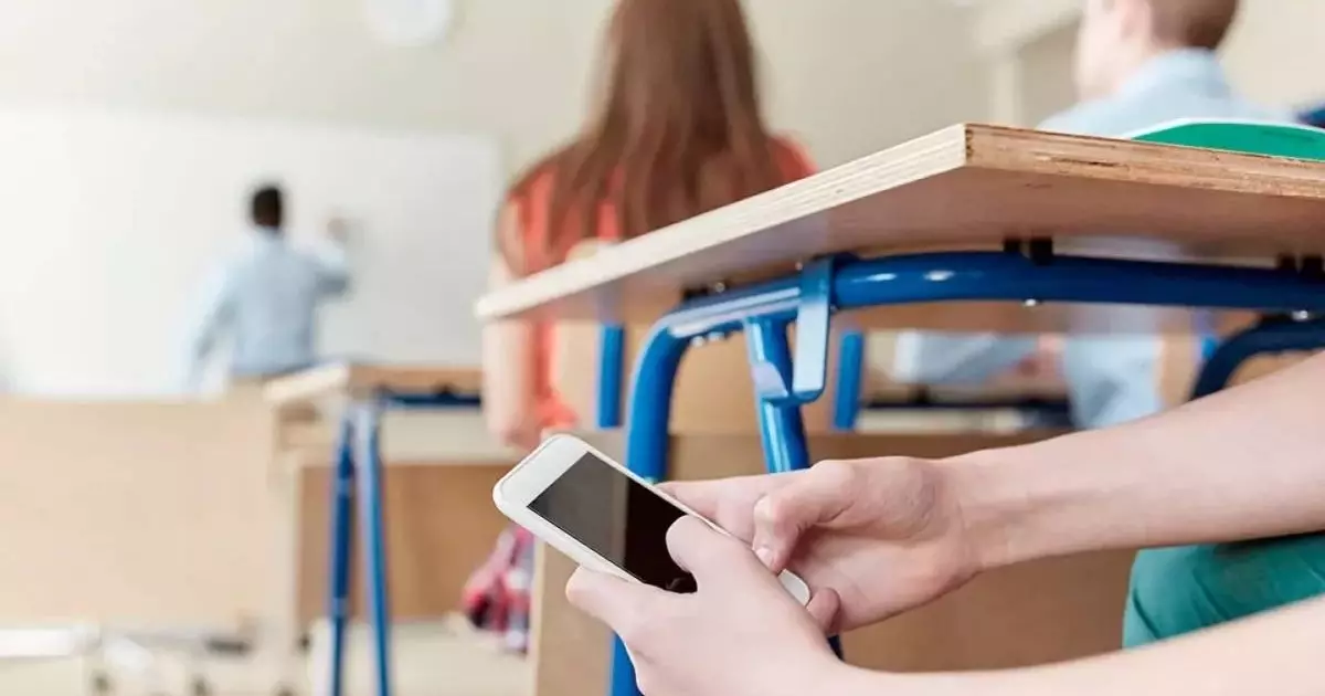  Казахстанских родителей будут штрафовать за смартфоны в школах 
