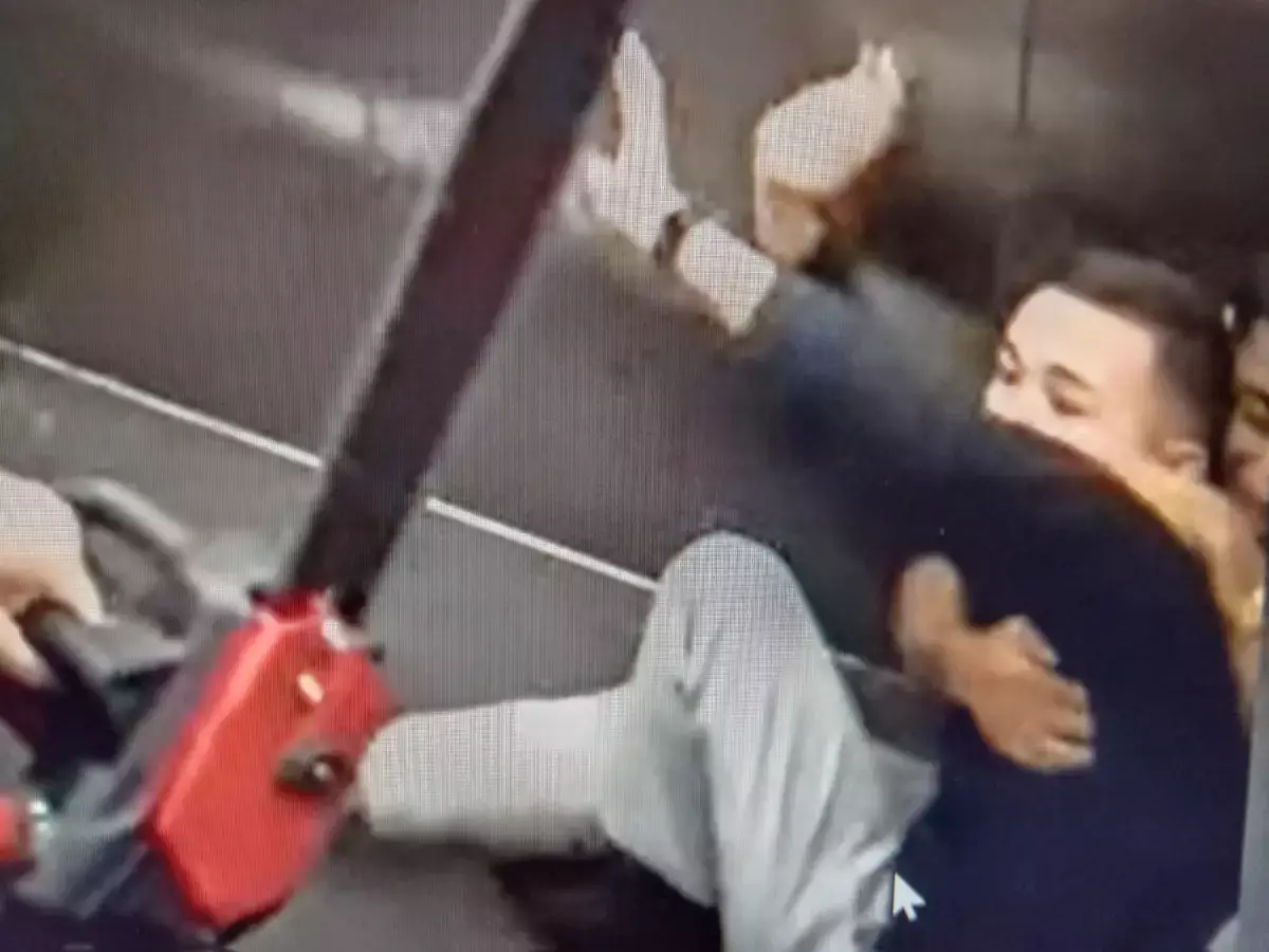 «Начал заикаться от страха»: казахстанец пережил пранк с бензопилой в лифте (видео) - новости на Lada.kz 06.11.2025