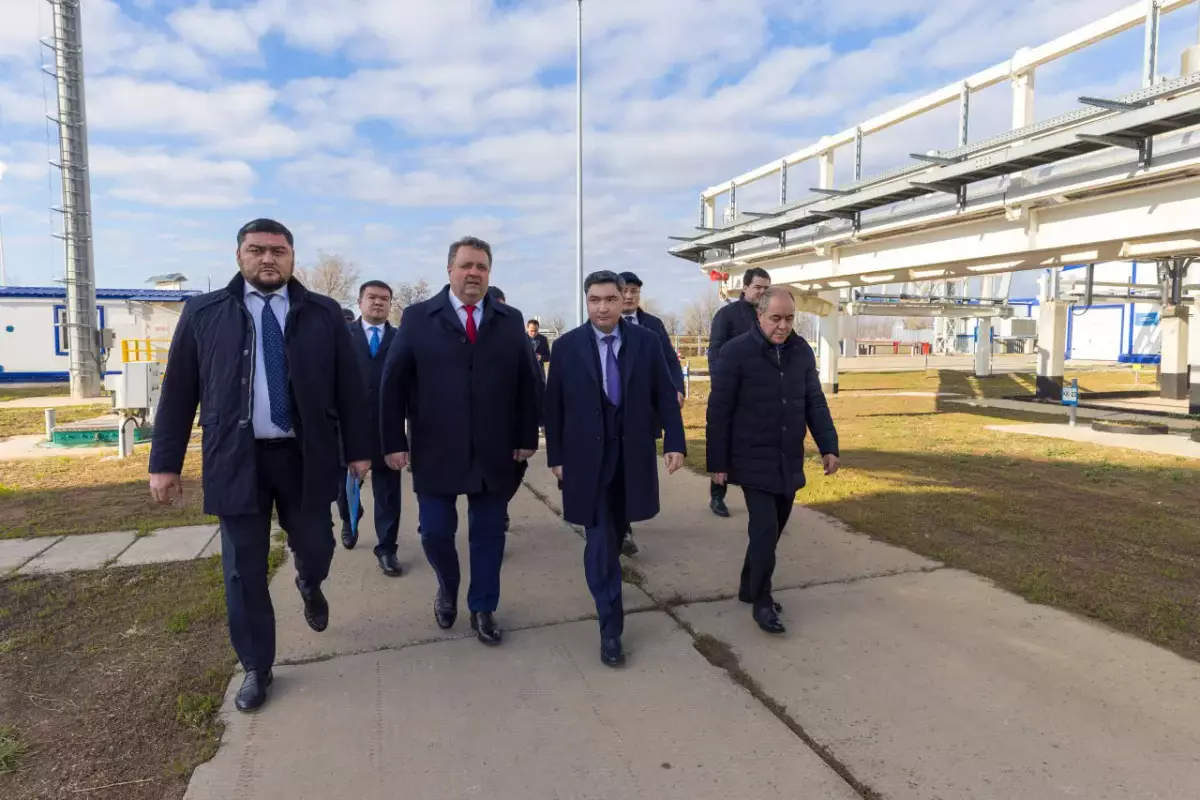 Президент тапсырмасының орындалу барысы:  Олжас Бектенов БҚО-да мұнай-газ саласын тексерді