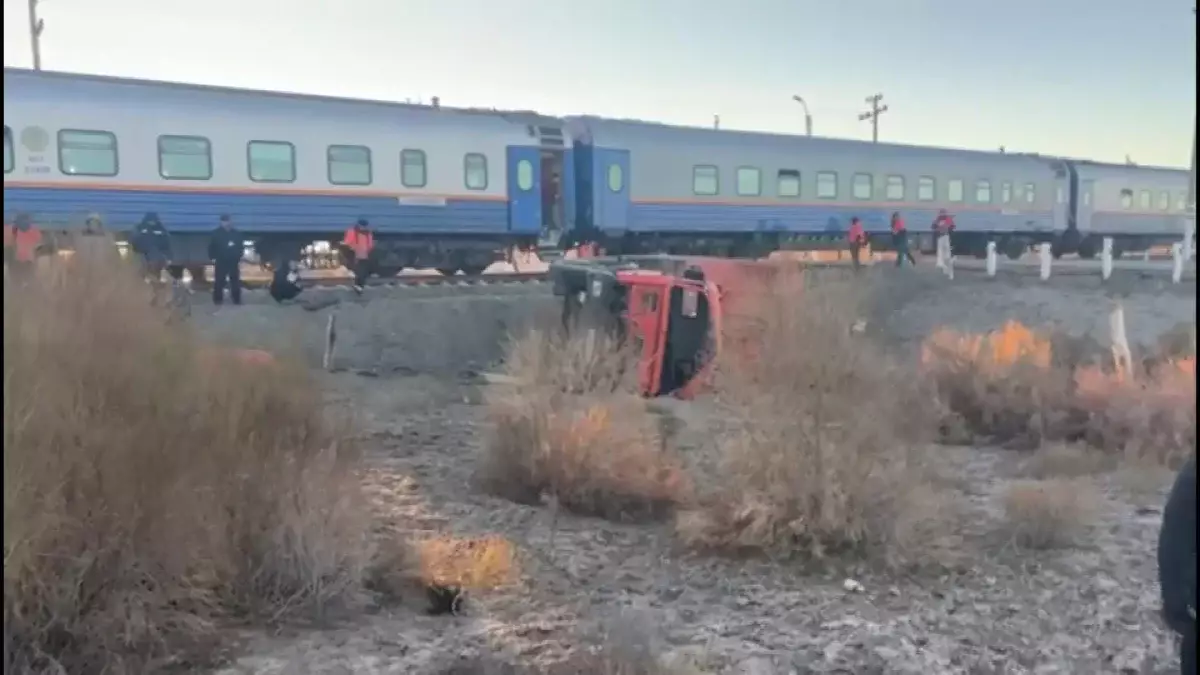 Жолаушылар пойызы жүк көлігімен соқтығысып, бір адам ажал құшты