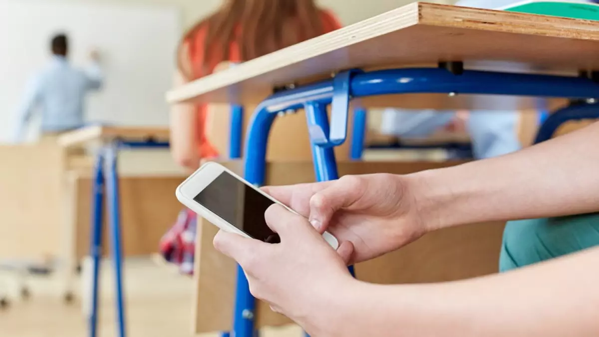 Балаңыз сабақ кезінде смартфон қолданса, сізге айыппұл салынады