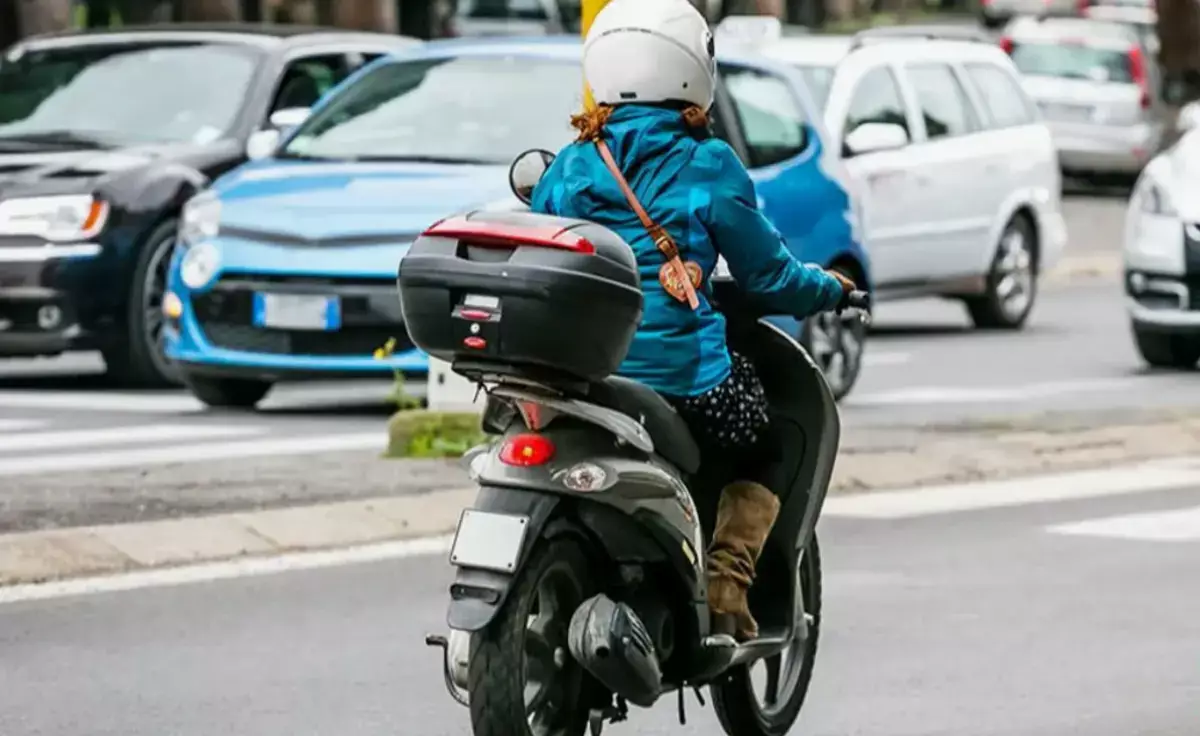 Мопеды больше не могут ездить по автобусным полосам в Казахстане - разъяснение МВД - новости на Lada.kz 06.11.2025