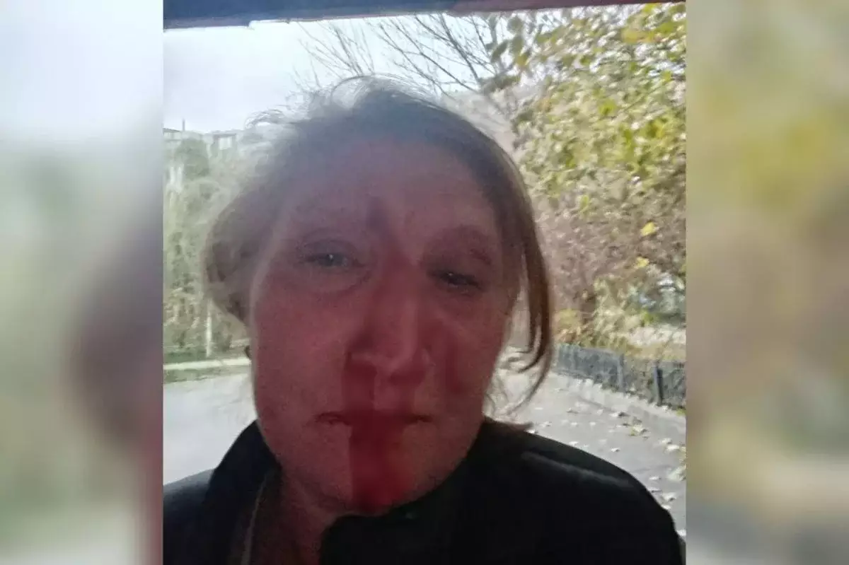 Алматыда тұрғын үй кешенінде курьер күзетші әйелді ұрып кеткен