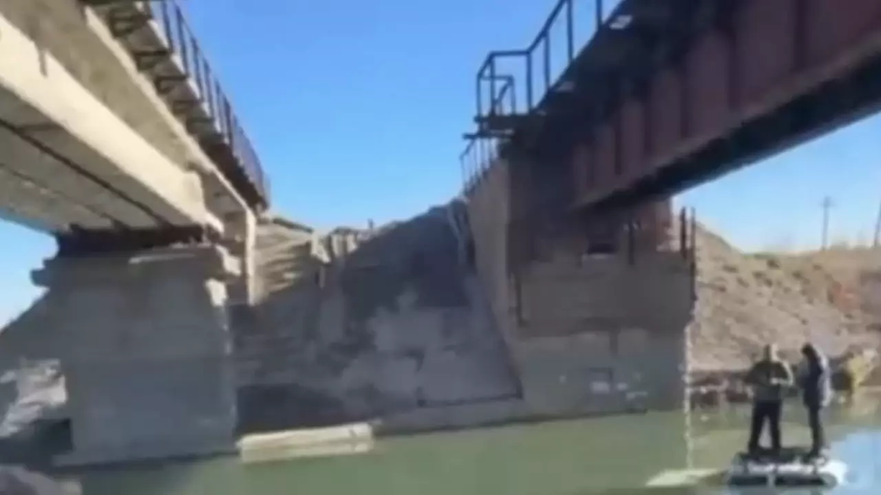 Түркістан облысында екі адам мінген көлік суға түсіп кетті