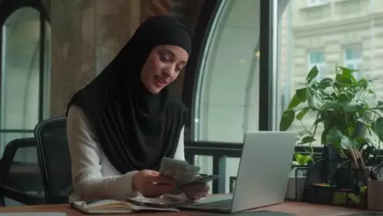 "Ақша берсе, хиджаб киюге дайынмын": Ақша діннен жоғары болғаны ма? 