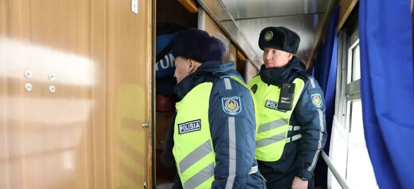 Более 500 пьяных пассажиров сняли с поездов за 10 месяцев транспортные полицейские в Казахстане