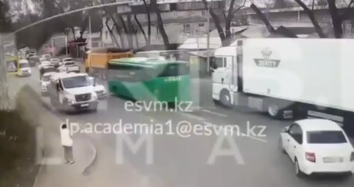 Задавил девочку на глазах матери: водителю грузовика вынесли приговор в Алматы