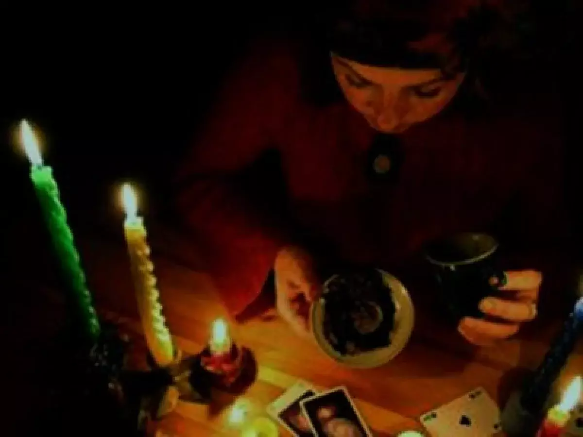 В Таразе женщина в черном платке «насылала порчу» на автомобилистов