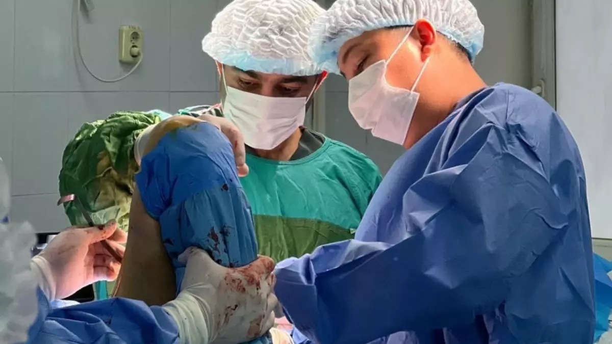 Алматинские врачи вернули пациентке подвижность после четырех операций на суставах