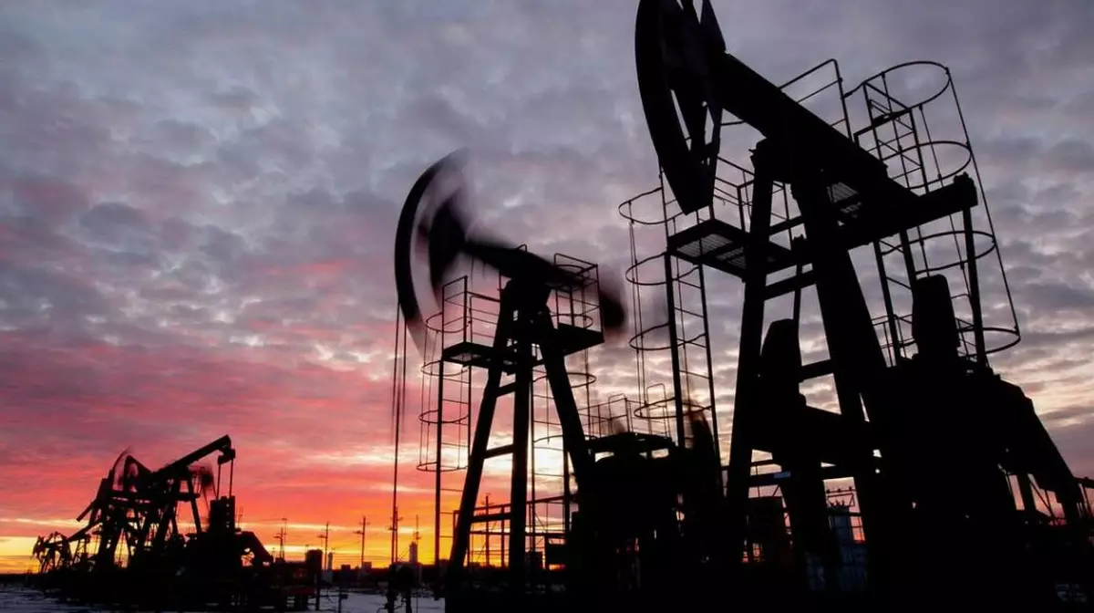 Доходы России от нефти и газа в октябре упали на 30%