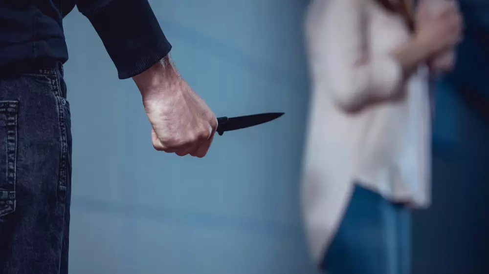 Казахстанец “хотел напугать“ бывшую и 9 раз ударил её ножом