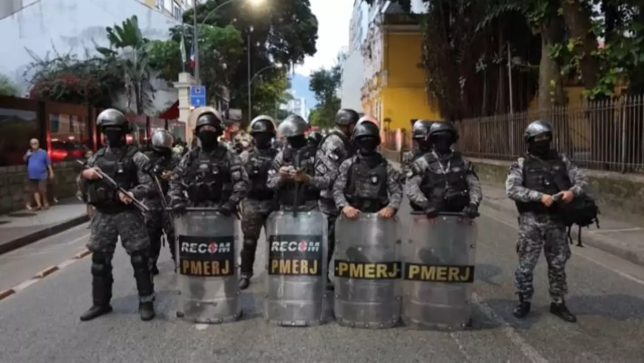 Массовые протесты продолжаются в Рио-де-Жанейро