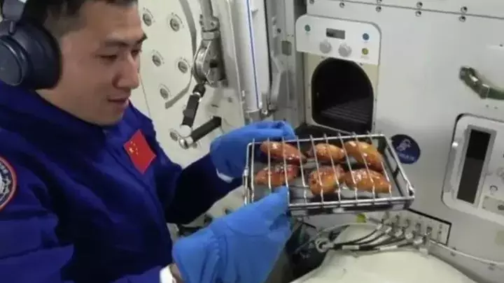 Қытай ғарышкерлері ғарыш станциясында алғаш рет кәуап пісірді