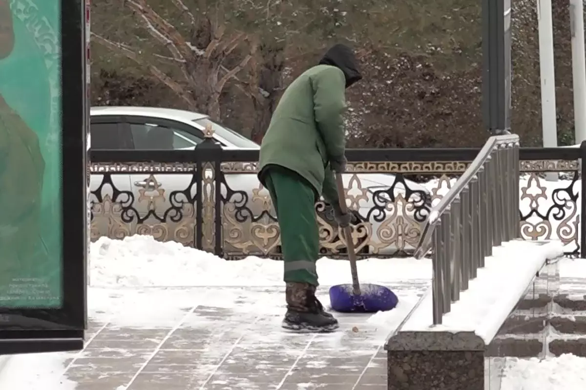 Обильный снегопад и гололёд стали причиной высокой аварийности на дорогах Астаны