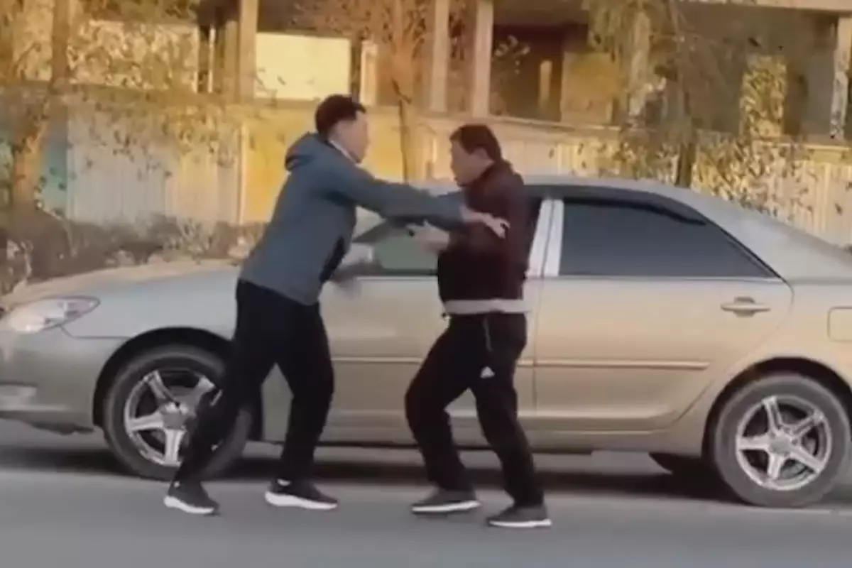 В Актау двое водителей устроили драку на дороге