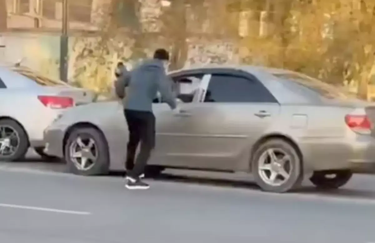 В Актау двое водителей устроили драку на дороге — дело передано в суд - новости на Lada.kz 06.11.2025