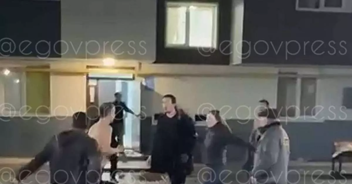  Алматыда тұрғын үй ауласында жаппай төбелес болды (видео) 