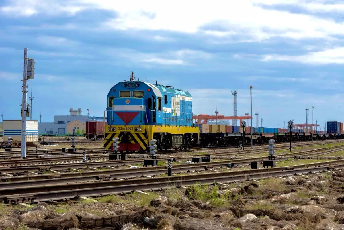 Восемь вагонов с рапсовым маслом сошли с путей в Акмолинской области