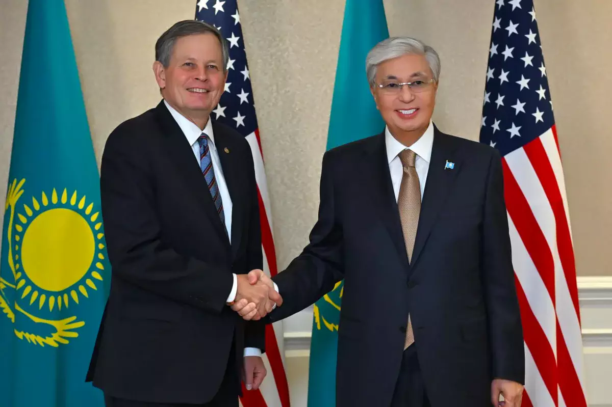 Токаев наградил сенатора Стива Дэйнса орденом «Достық»