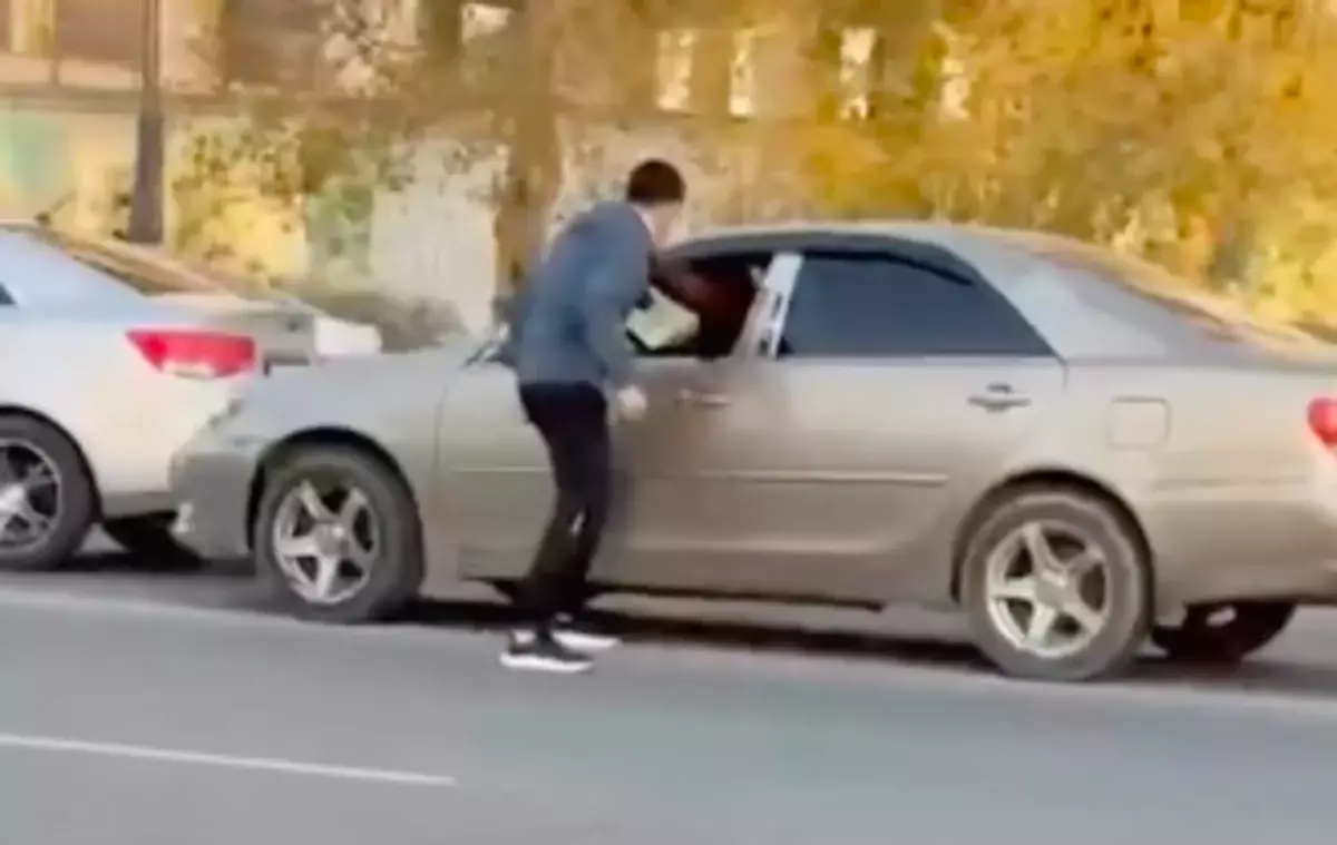 Водители устроили бой на проезжей части в Актау (ВИДЕО)