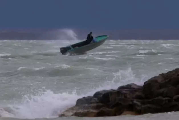 На Балхаше спасатели вывезли на берег двух рыбаков, застрявших посреди озера