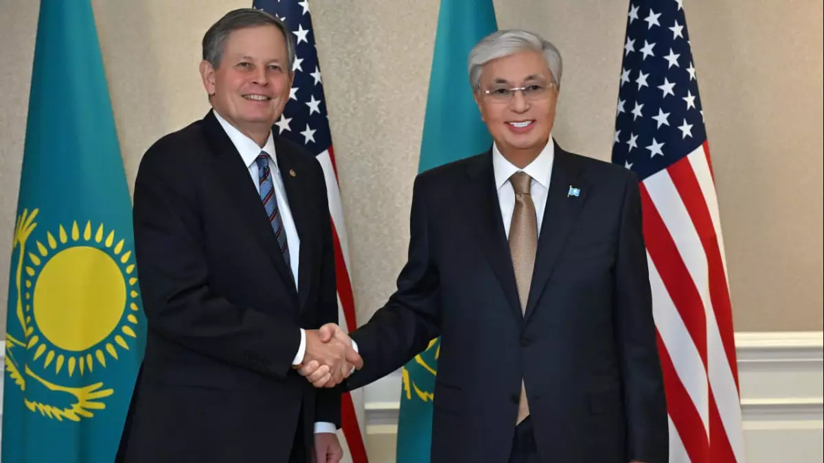 Қасым-Жомарт Тоқаев америкалық сенаторды "Достық" орденімен марапаттады