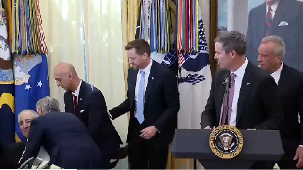 Участник встречи с Трампом упал в обморок в Белом доме