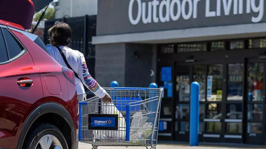 Трамп хвалит Walmart за снижение цен на праздничные блюда на День Благодарения.