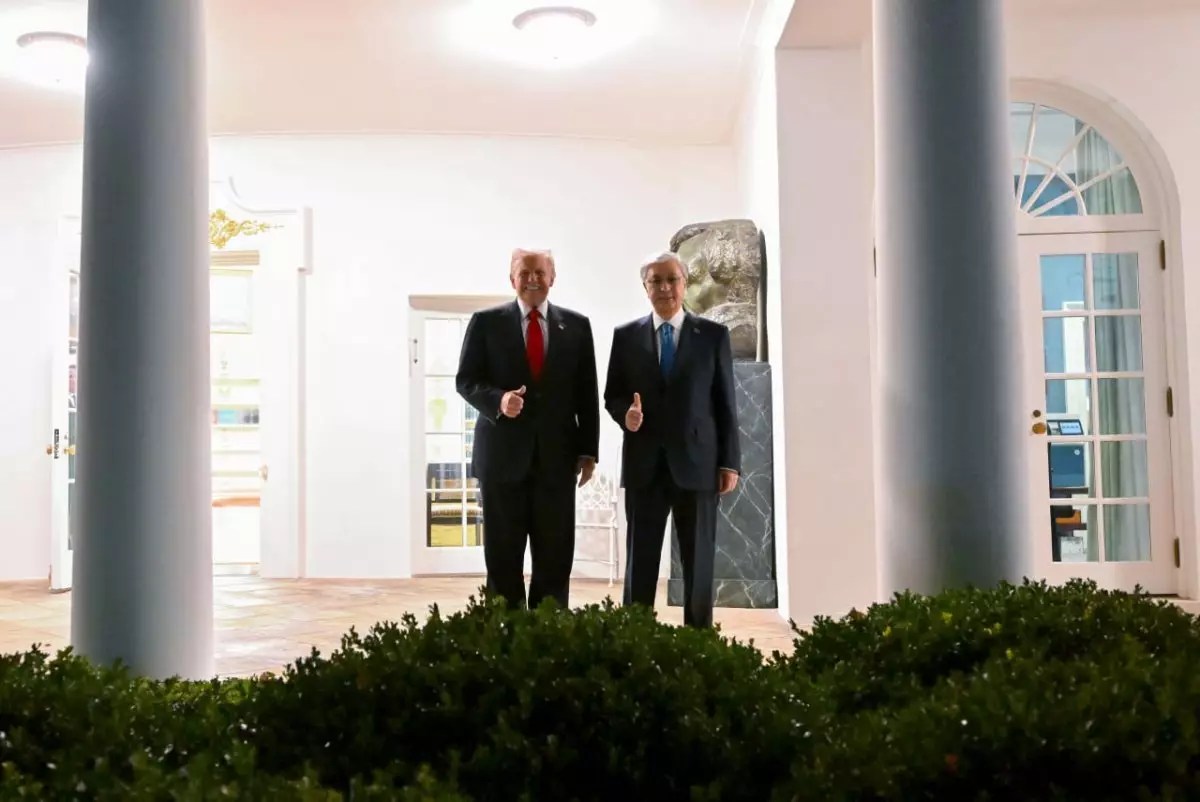 Токаев и Трамп с крыльца Белого дома осмотрели строительство бального зала