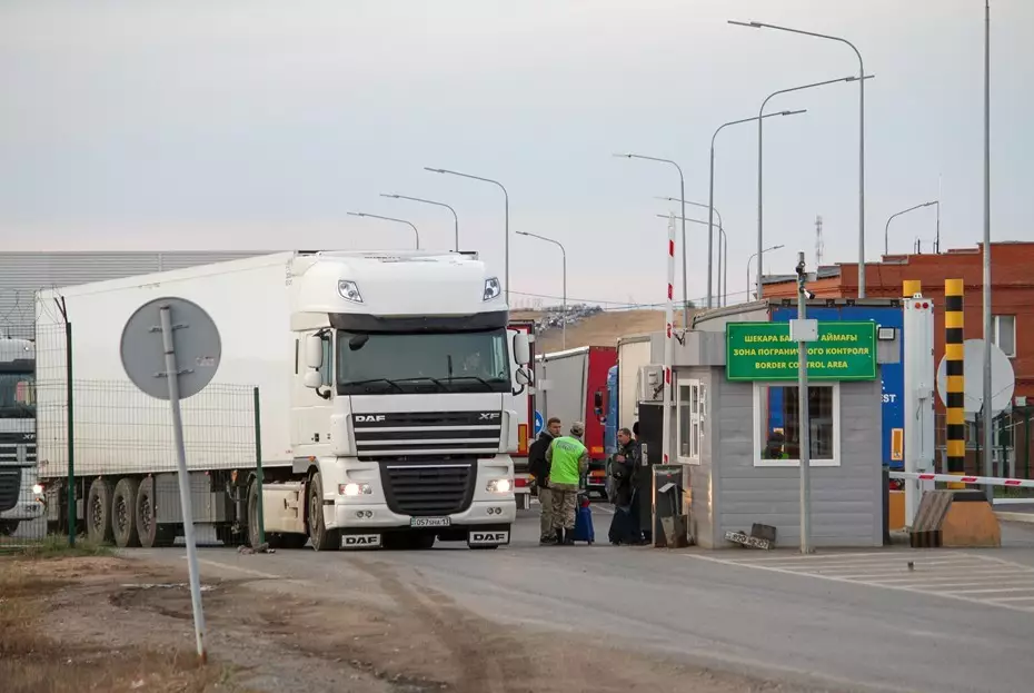 Ввоз застрявших товаров на границе с Казахстаном предложили ускорить за дополнительную плату.