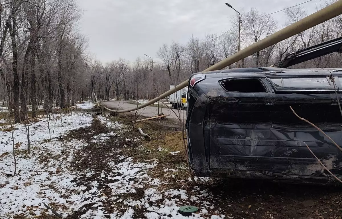 Газопровод повредило авто при ДТП в Алматы