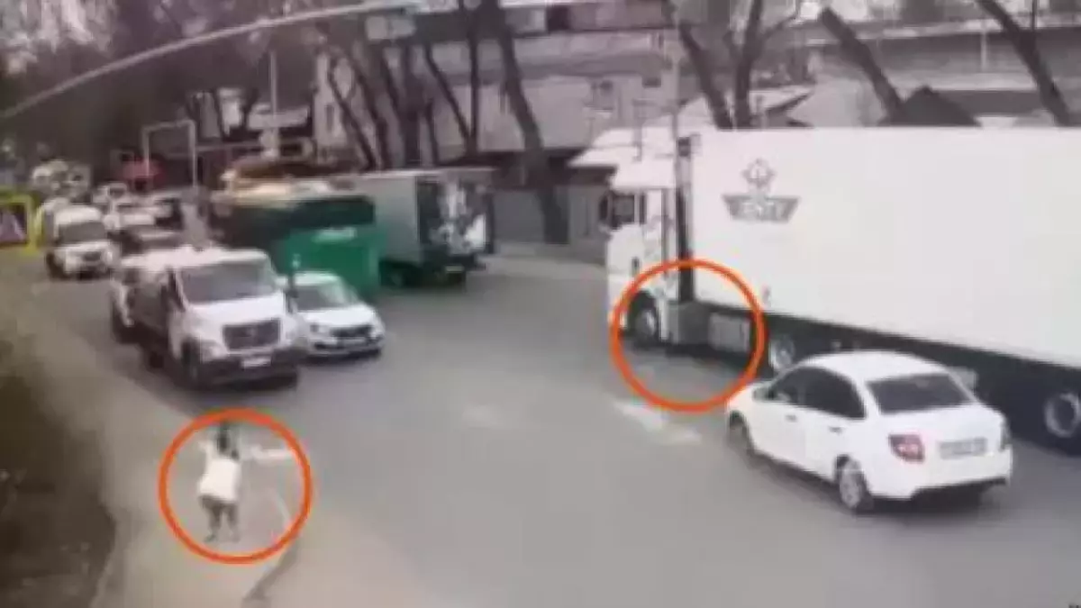 Алматыда 7 жасар қызды жүк көлігімен басып кеткен жүргізуші сотталды