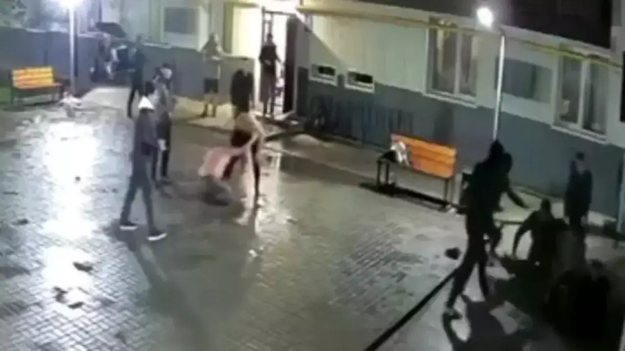 Алматыдағы көпқабатты үйдің ауласында жаппай төбелес болды