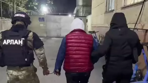 Мемлекеттік қызметшіден 10 млн теңге бопсалаған блогер-журналист ұсталды