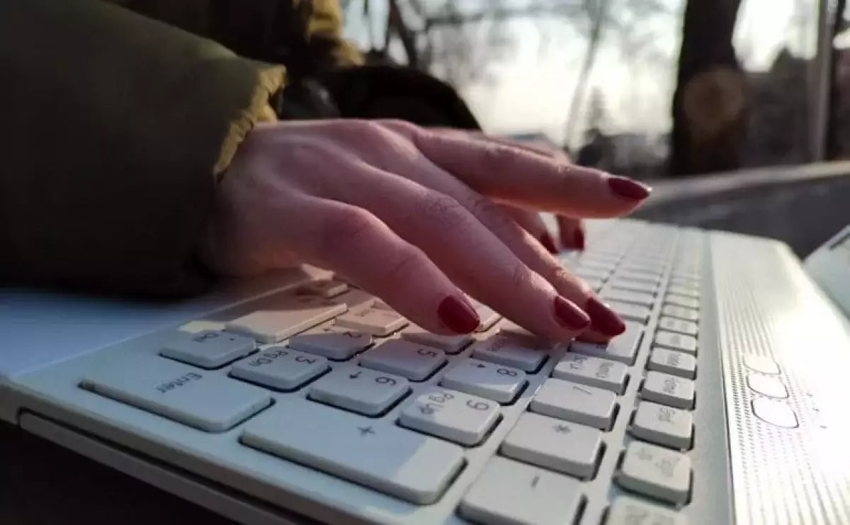 Kaspi запускает Apple Pay, скандал в Евразийском банке, Алагузова за многомужество - дайджест