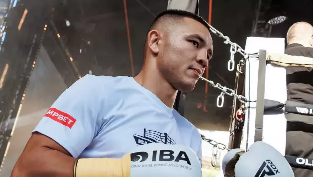 Нокаутом с одного удара закончился главный бой вечера бокса за титул