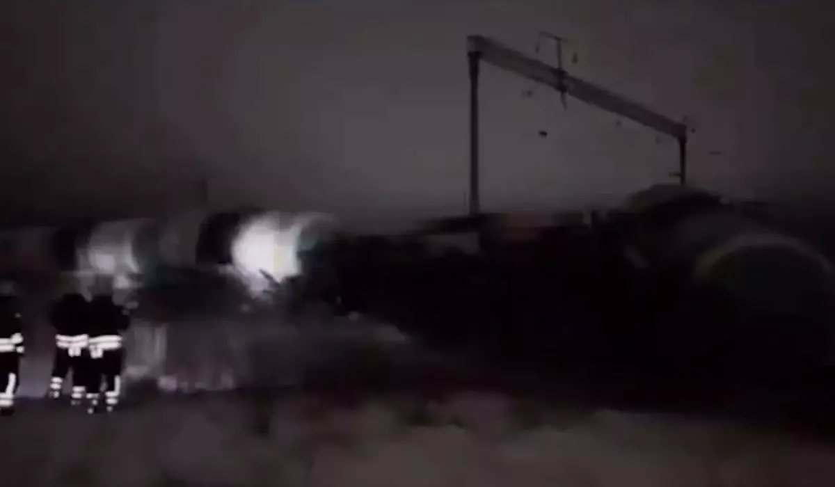 Инцидент в Макинске: цистерны с растительным маслом сошли с путей (ВИДЕО)