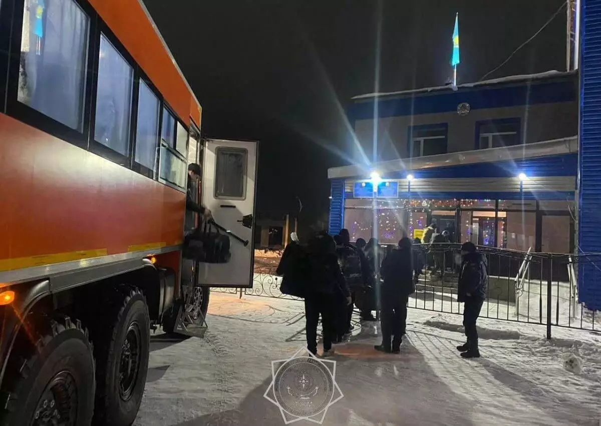Более 50 граждан Таджикистана эвакуировали с трассы в Акмолинской области (ВИДЕО)