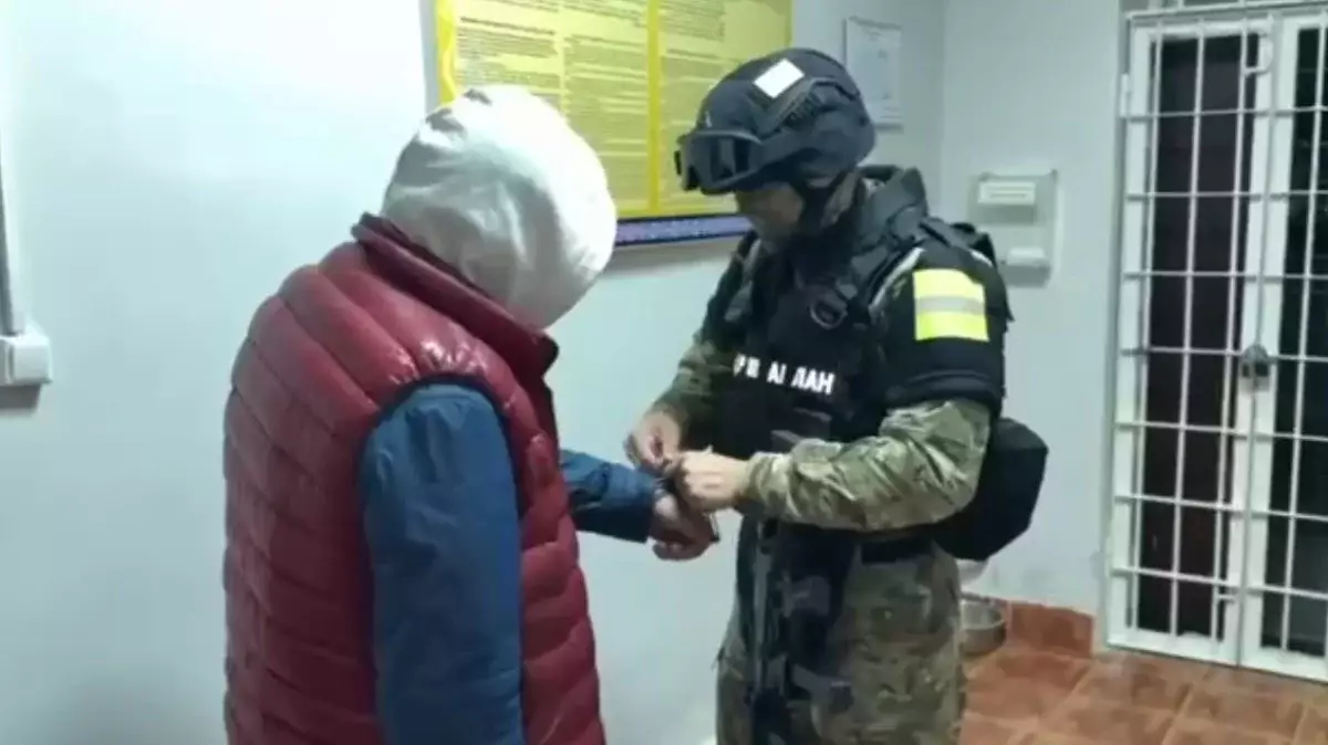 Шымкентте мемлекеттік қызметкерден 10 млн теңге талап еткен блогер ұсталды