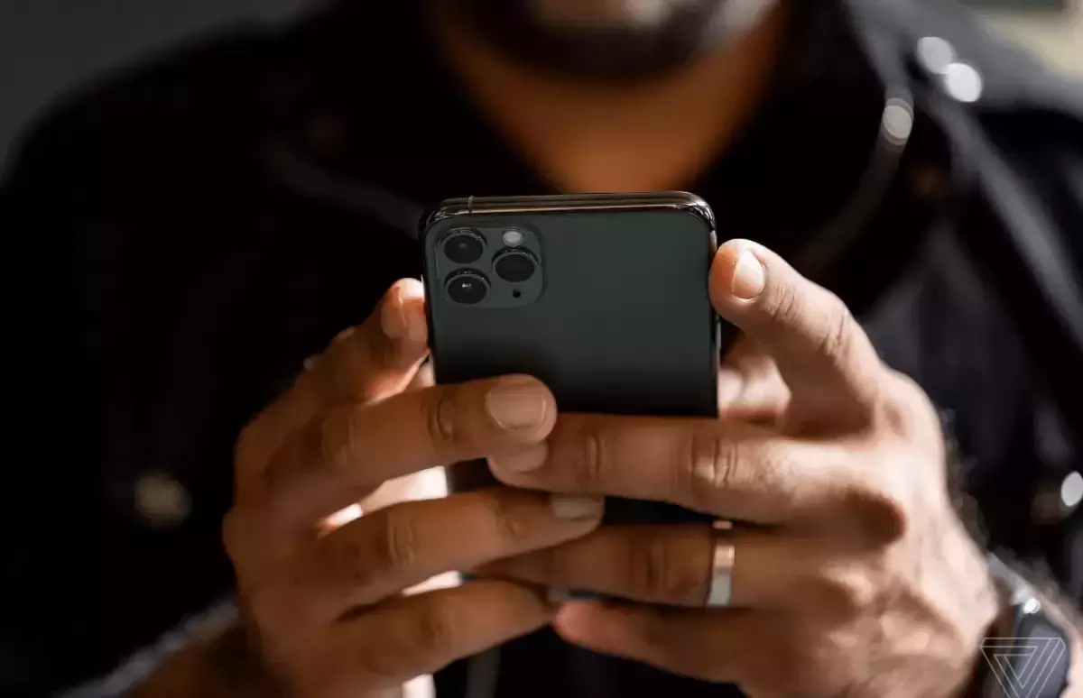 Депутат из Караганды зарабатывает миллиарды на регистрации смартфонов - СМИ