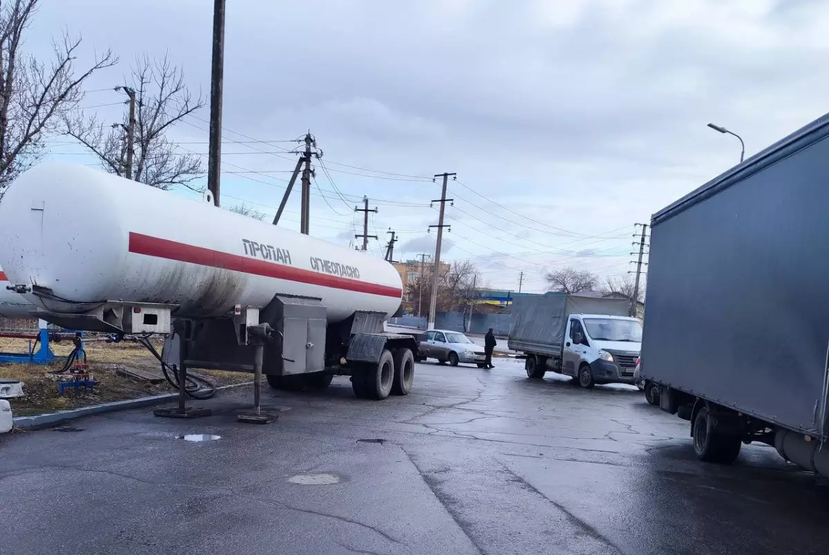 Автогаз исчез с заправок Костаная: водители простаивают по три дня без топлива