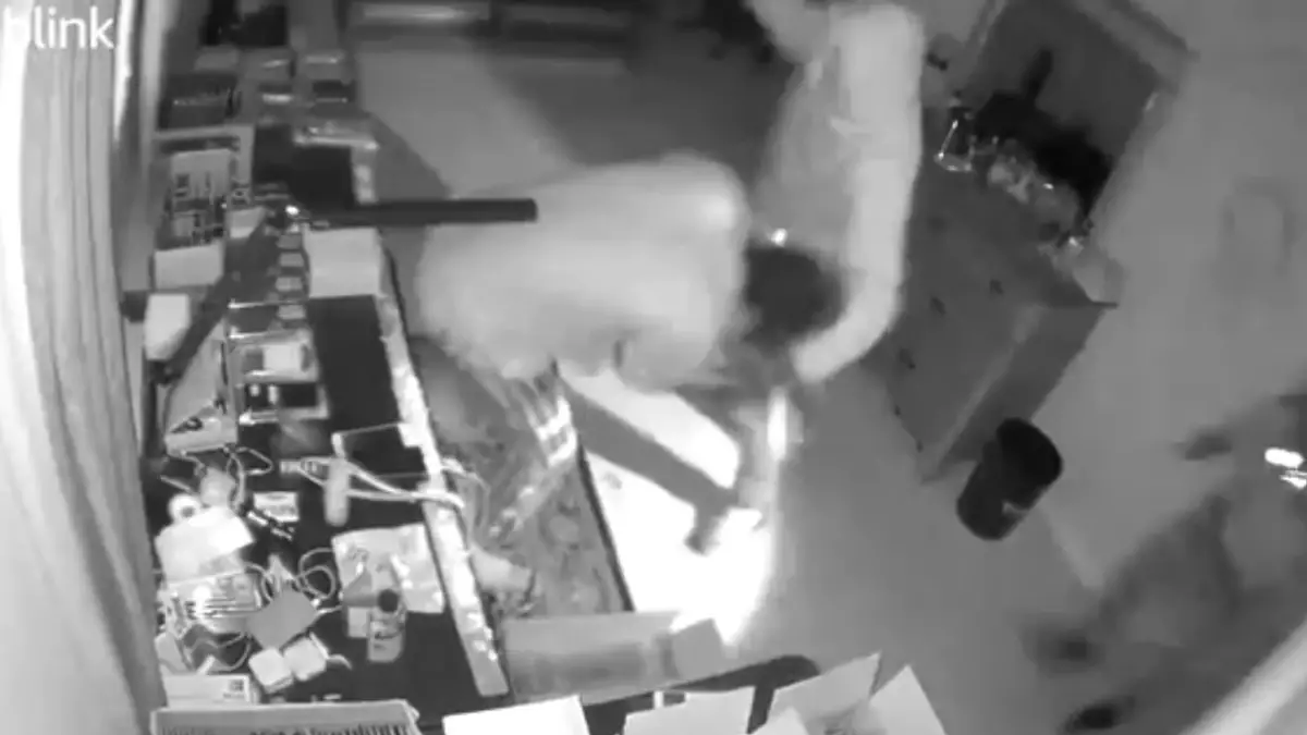 Иммиграционная служба сообщила о ликвидации группировки, связанной с жестокими ограблениями домов в Техасе; на видео видно, как жертву преследуют и нападают на неё.