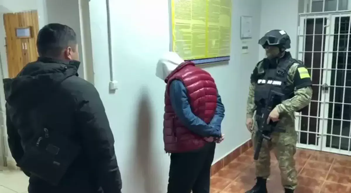 Шымкентте шенеуніктен 10 млн теңге бопсалаған блогер-журналист ұсталды