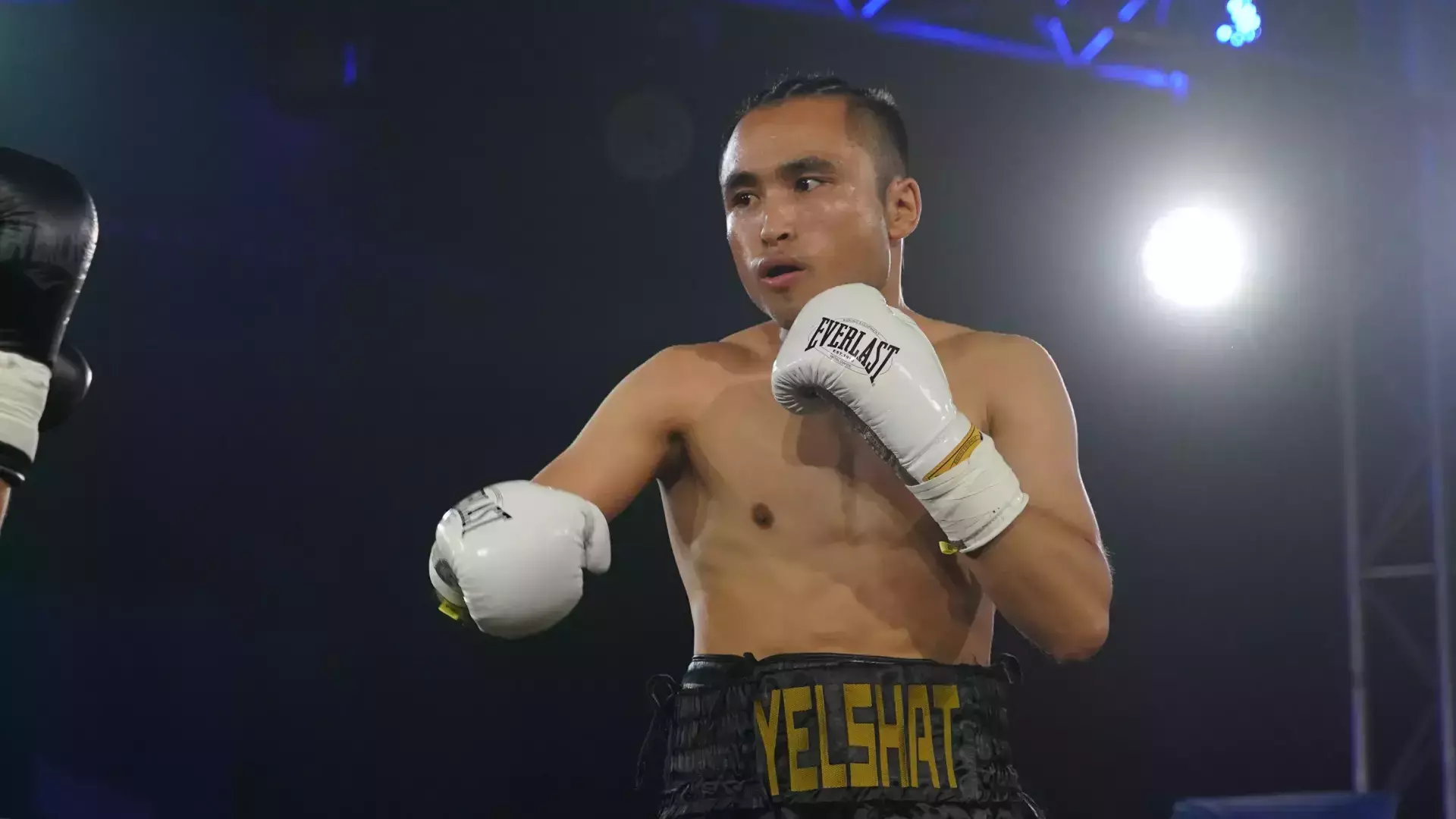 Казахстанские боксёры сразятся за титулы WBA в Алматы