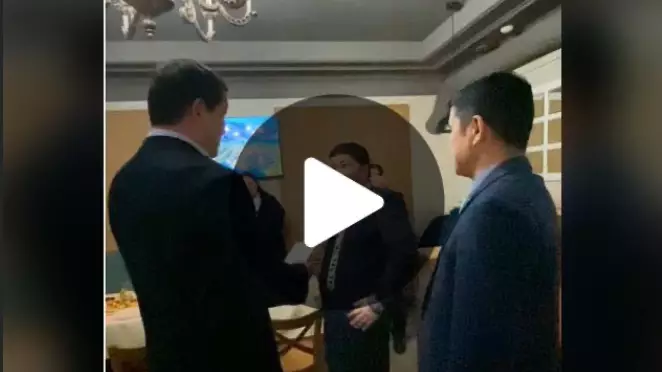 Тұрсынбек Қабатовқа әкім ат мінгізіп, шапан жапты