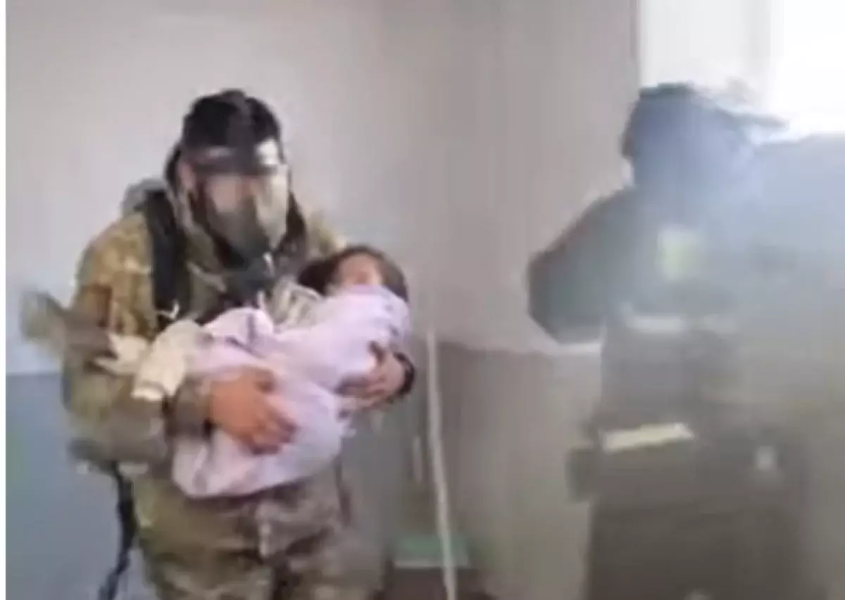 Накрыл густой дым: трое детей спасены из горящей квартиры