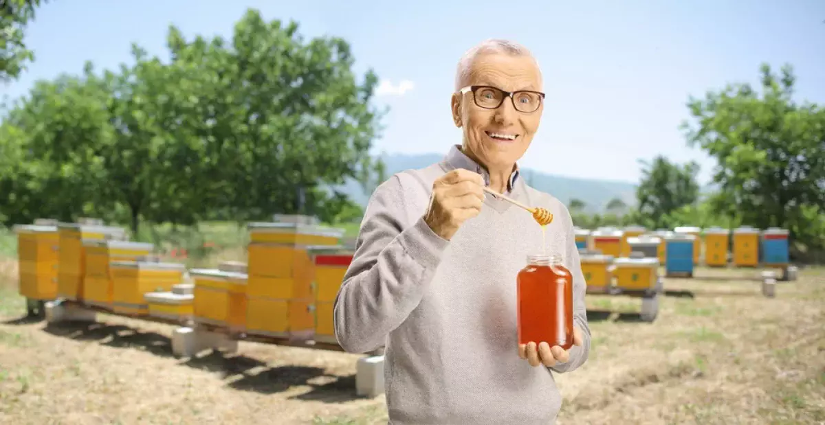 Пенсионерам на заметку: ученые назвали новое полезное свойство меда для пожилых