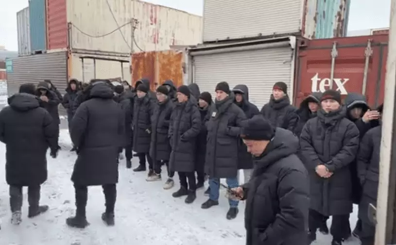 Активисты провели рейд против незаконной продажи алкоголя несовершеннолетним