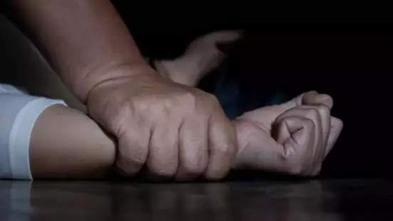 “53 жастағы өгей қайын атасынан зорлық көрген” - Ақтөбе облысындағы сұмдық оқиға туралы тың ақпарат белгілі болды